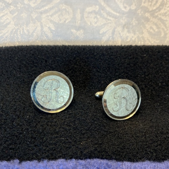“R” engraved Gold colored Men's Cufflinks - Picture 2 of 10